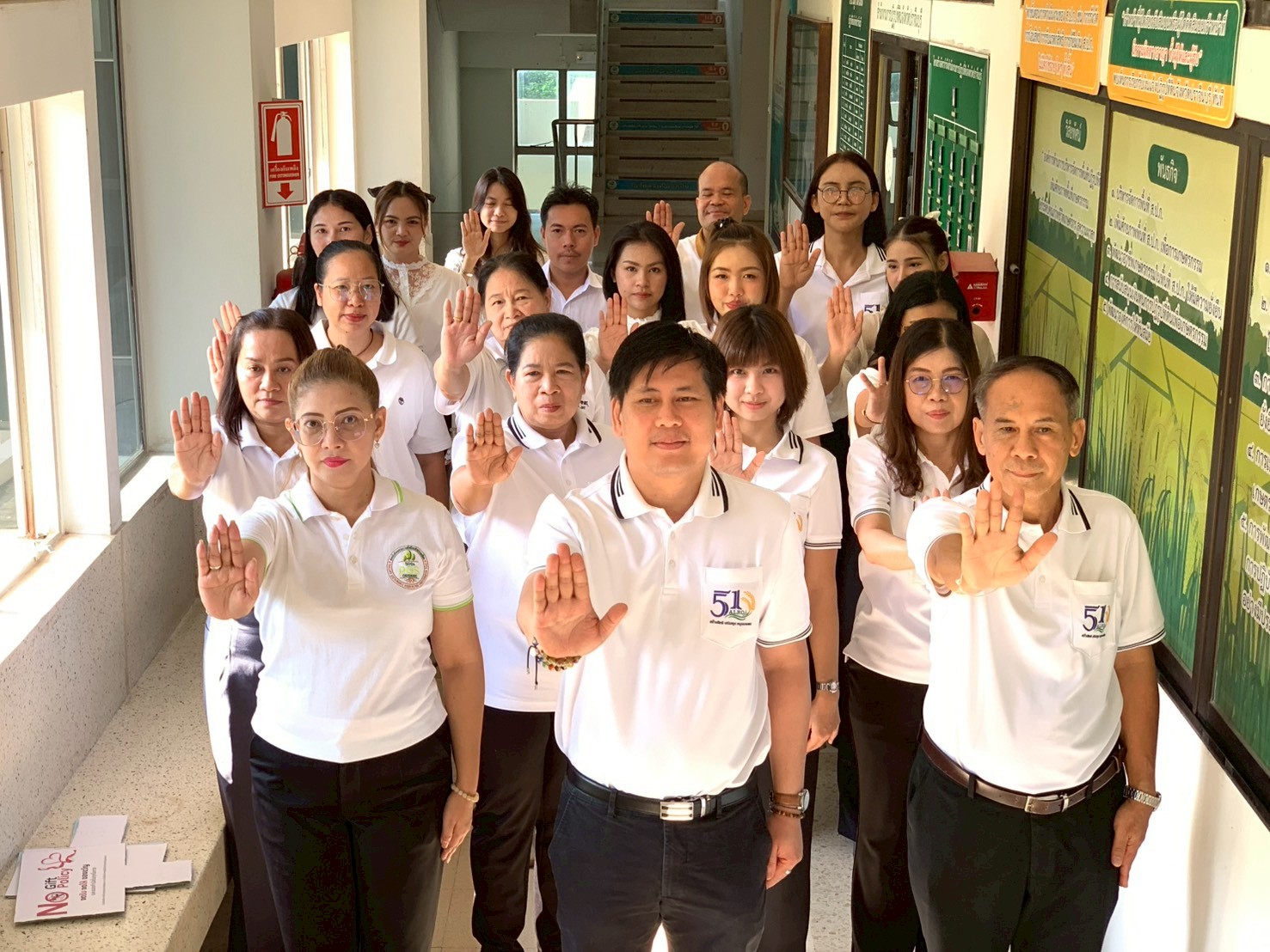 title - วันที่ 18 มีนาคม 2569 นายวิทูล ประดิษฐบุญ ปฏิรูปที่ดินจังหวัดปราจีนบุรี พร้อมด้วย เจ้าหน้าที่ ส.ป.ก.ปราจีนบุรี ร่วมประกาศเจตนารมณ์ “No Gift Policy” ไม่รับของขวัญของกำนัลทุกชนิดจากการปฏิบัติหน้าที่ เพื่อร่วมขับเคลื่อนการป้องกันและแก้ไขปัญหาการทุจริต